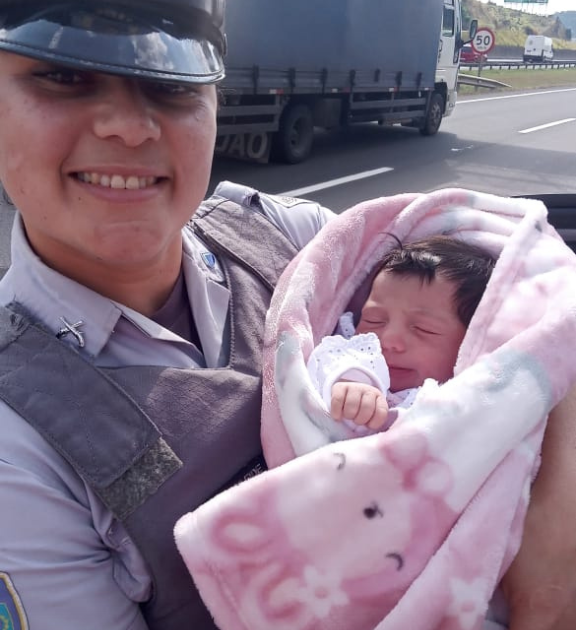 Bebê com dois dias de vida é salva por policiais rodoviários em Jundiaí