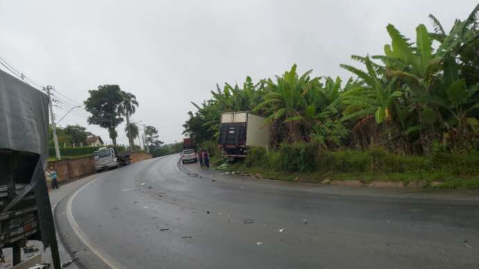 Caminhoneiro fica preso às ferragens após grave acidente em São Roque