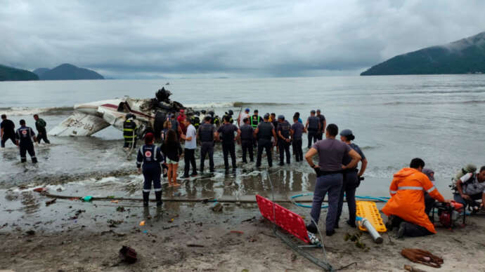 Pequeno avião cai em Ubatuba e segue em direção ao mar