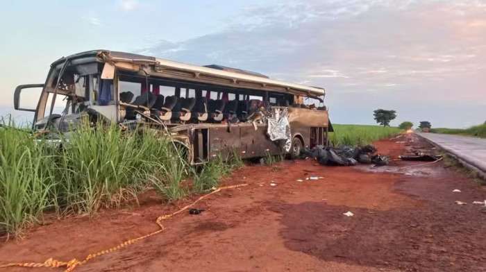 Acidente entre ônibus universitário e caminhão deixa 12 mortos e 15 feridos no interior de SP