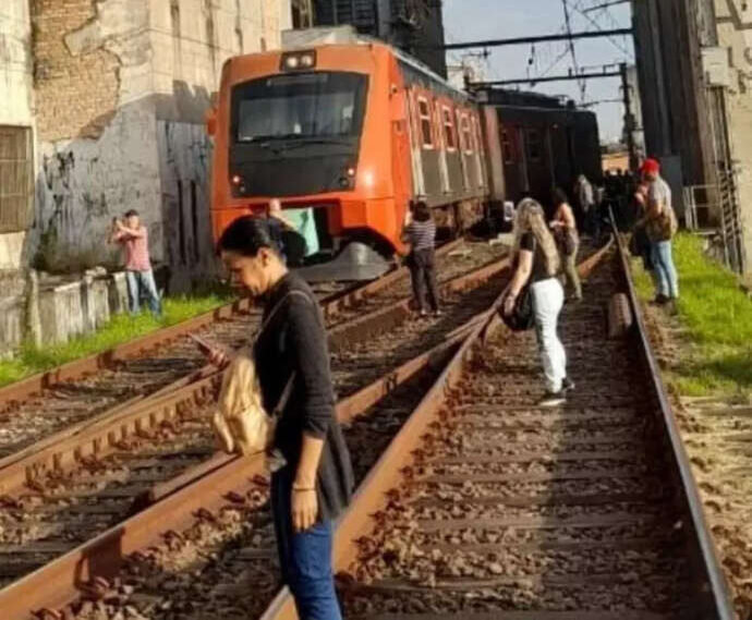 Passageiros andam sobre o trilho após falha em trem na Linha 8-Diamante