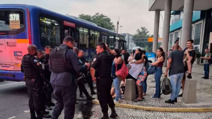 Sequestro de ônibus no Rio termina com prisão de suspeito e recuperação de bens