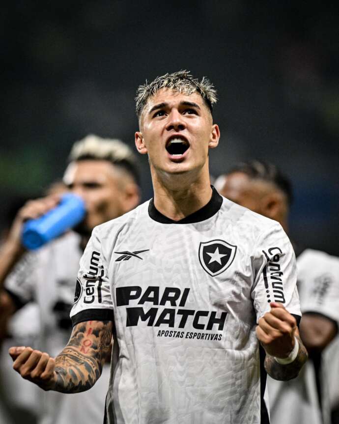 Botafogo vence Corinthians e amplia liderança no Brasileirão; Timão afunda na zona de rebaixamento