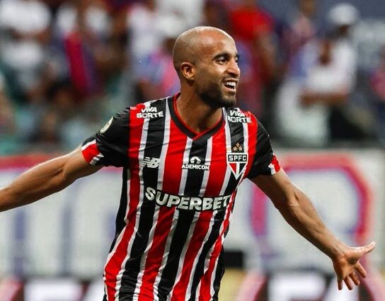 São Paulo vence Bahia por 3 a 0 e se aproxima do G-4