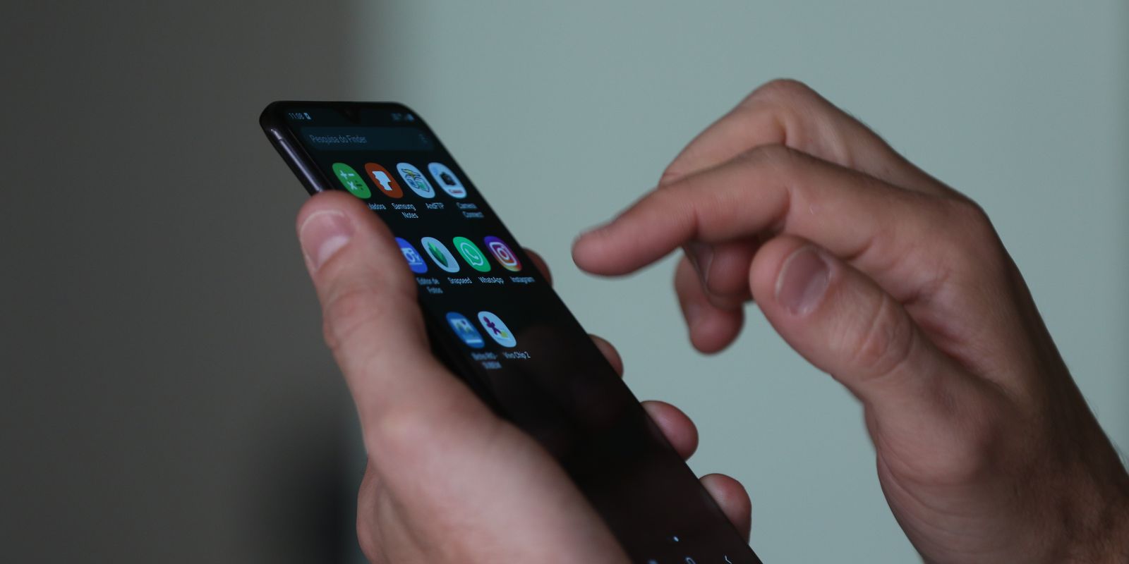 Celular em sala desafia dia a dia de professores, dizem pesquisadores