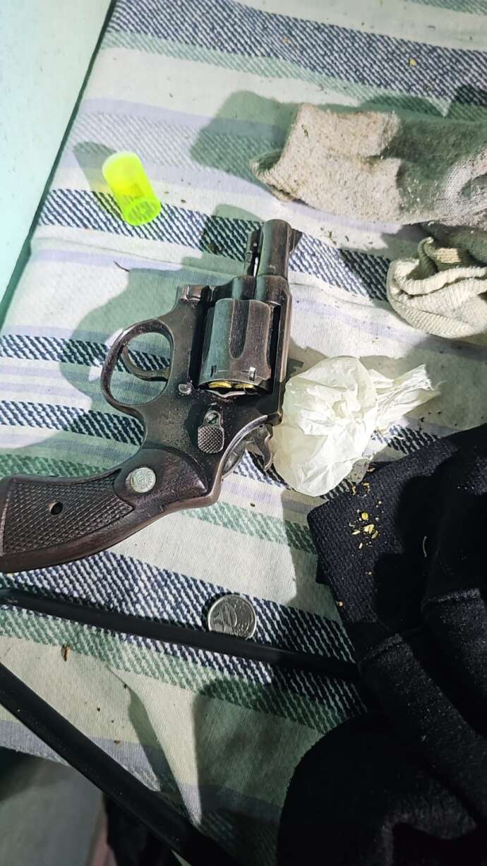 Polícia Civil prende suspeitos de roubo e encontra drogas e armas em Salto de Pirapora